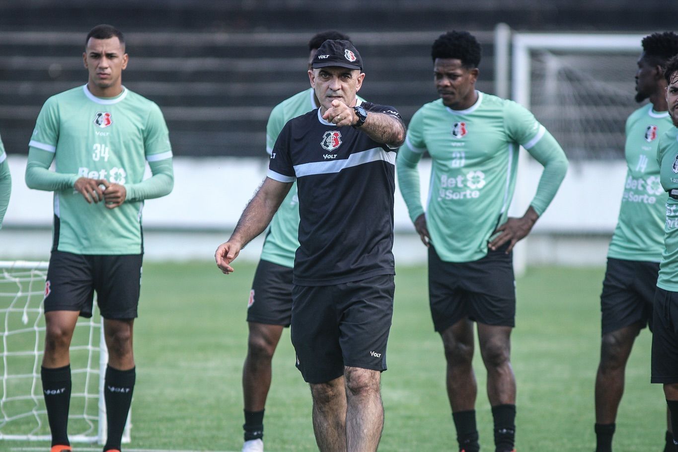 Santa Cruz anuncia saída de treinador às vésperas de estreia na Série D