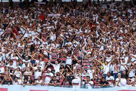 Torcedores do Santa Cruz nas arquibancadas da Arena de Pernambuco