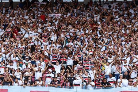 Torcedores do Santa Cruz nas arquibancadas da Arena de Pernambuco