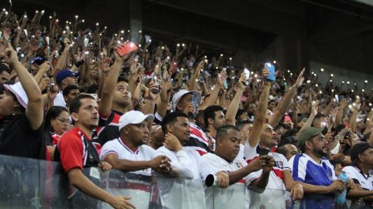 Torcedores do Santa Cruz nas arquibancadas da Arena de Pernambuco em jogo contra o Altos-PI