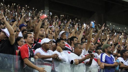 Torcedores do Santa Cruz nas arquibancadas da Arena de Pernambuco em jogo contra o Altos-PI