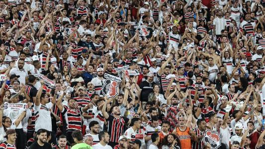 Torcedores do Santa Cruz nas arquibancadas da Arena de Pernambuco