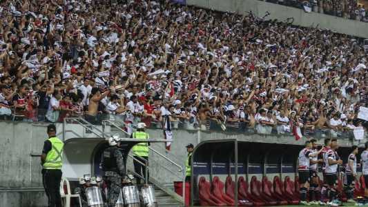 Torcida do Santa Cruz nas arquibancadas da Arena de Pernambuco