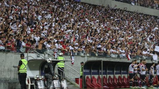 Torcida do Santa Cruz nas arquibancadas da Arena de Pernambuco