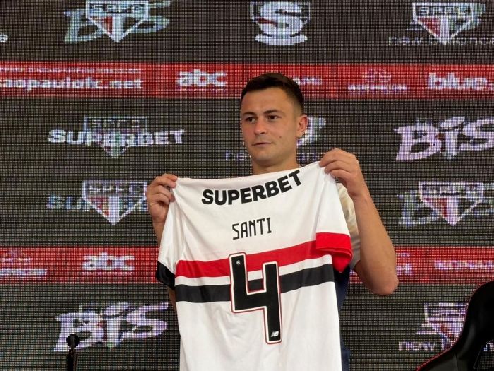 Santiago Longo foi apresentado como jogador do São Paulo, mas não pode jogar diante do Atlético