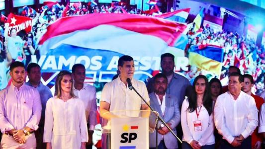 Santiago Peña (ao centro) em discurso antes da apuração