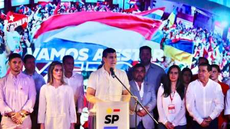 Santiago Peña (ao centro) em discurso antes da apuração