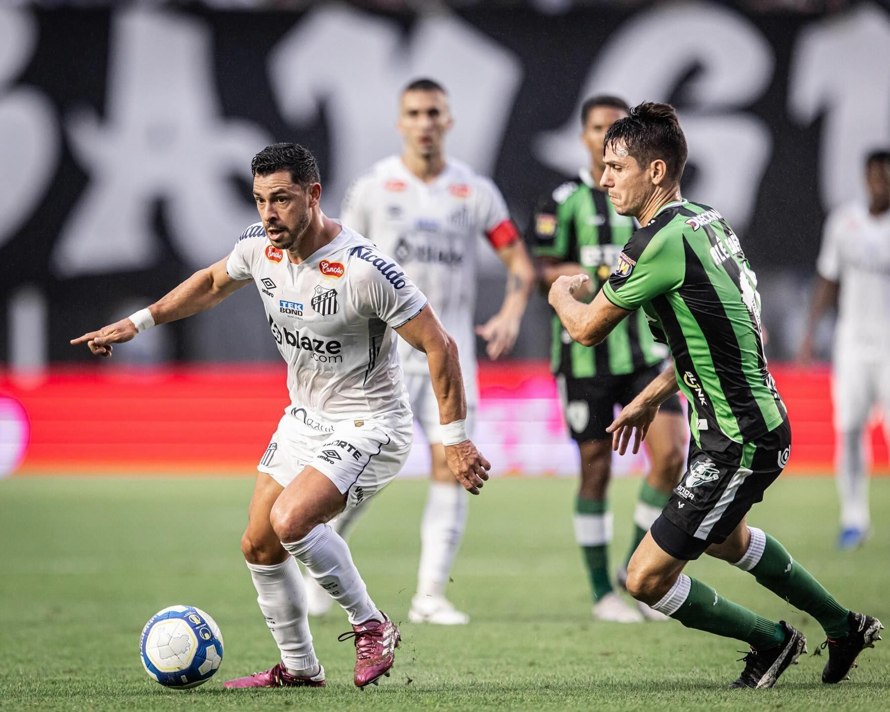 Santos segura reação do América, vence com polêmica e cola na liderança da Série B