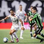 Santos segura reação do América, vence com polêmica e cola na liderança da Série B
