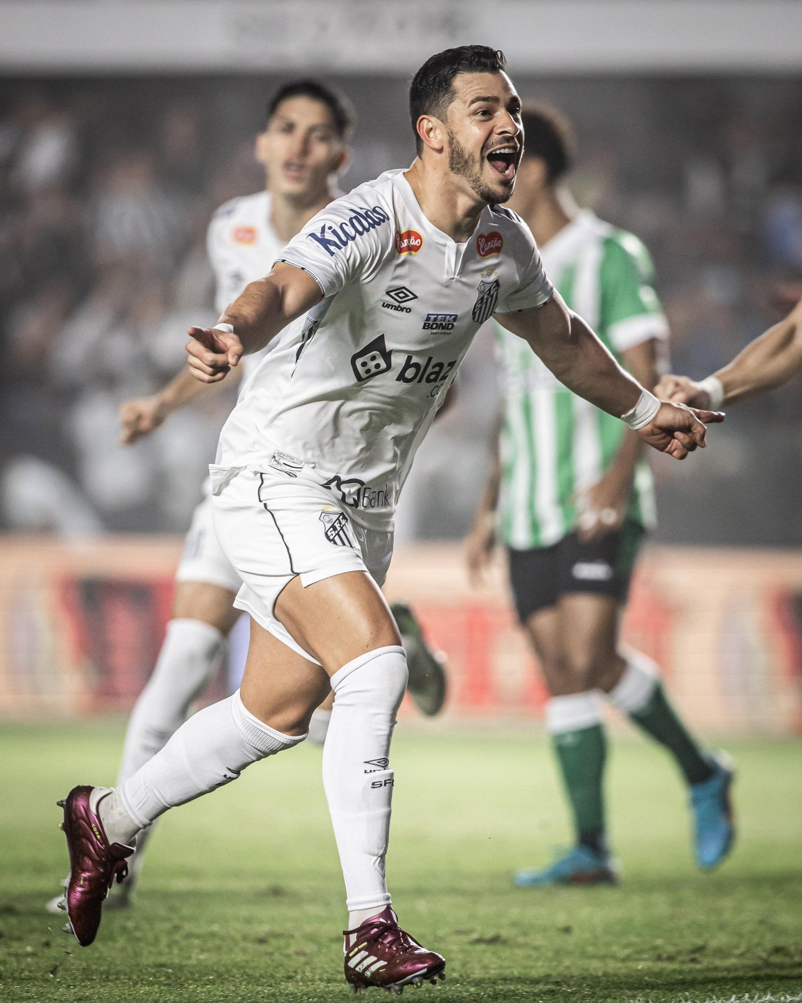 Santos tem grande atuação, goleia Coritiba e mantém liderança da Série B