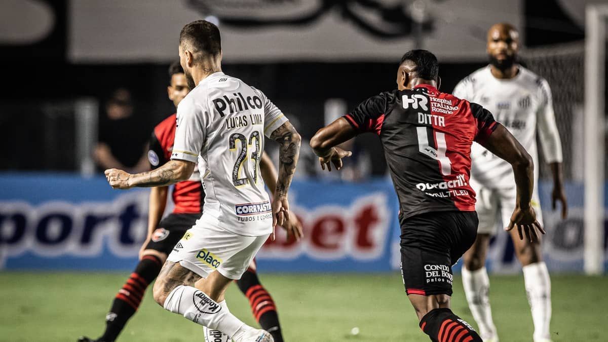 Santos pode ser punido após torcedor rasgar dinheiro em direção a argentinos; veja vídeo