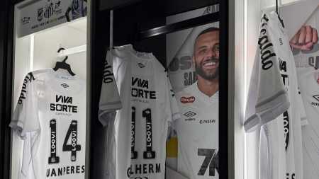 Camisas do Santos no vestiário da Vila Belmiro