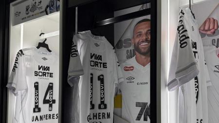 Camisas do Santos no vestiário da Vila Belmiro