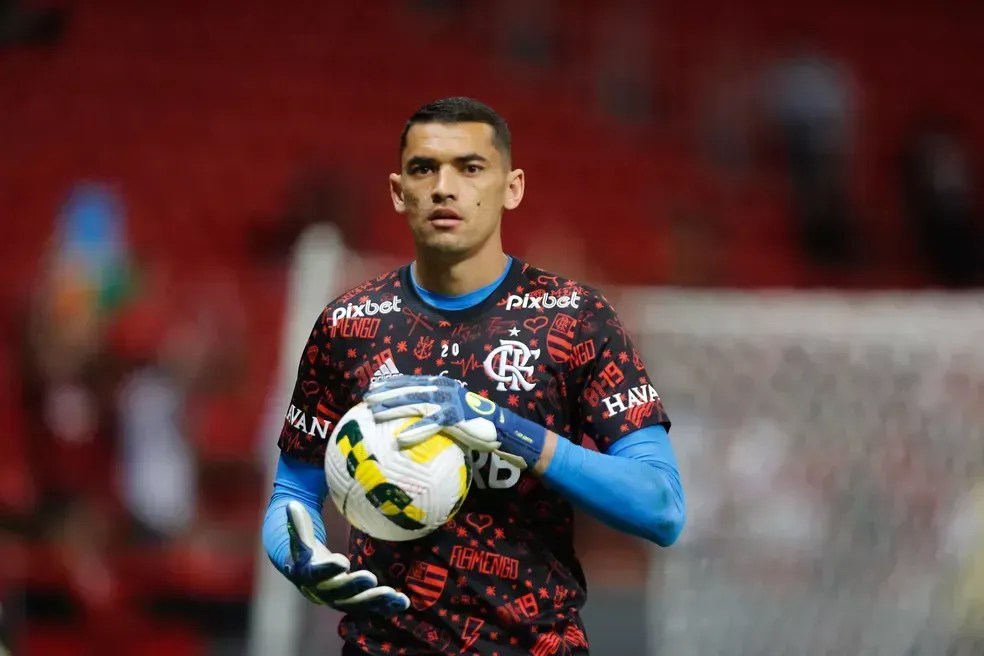 Flamengo vende Santos ao Fortaleza, mas segura goleiro até o fim de janeiro