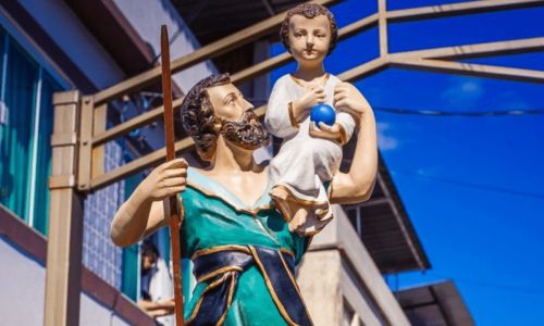 Imagem mostra São Cristóvão carregando o Menino Jesus