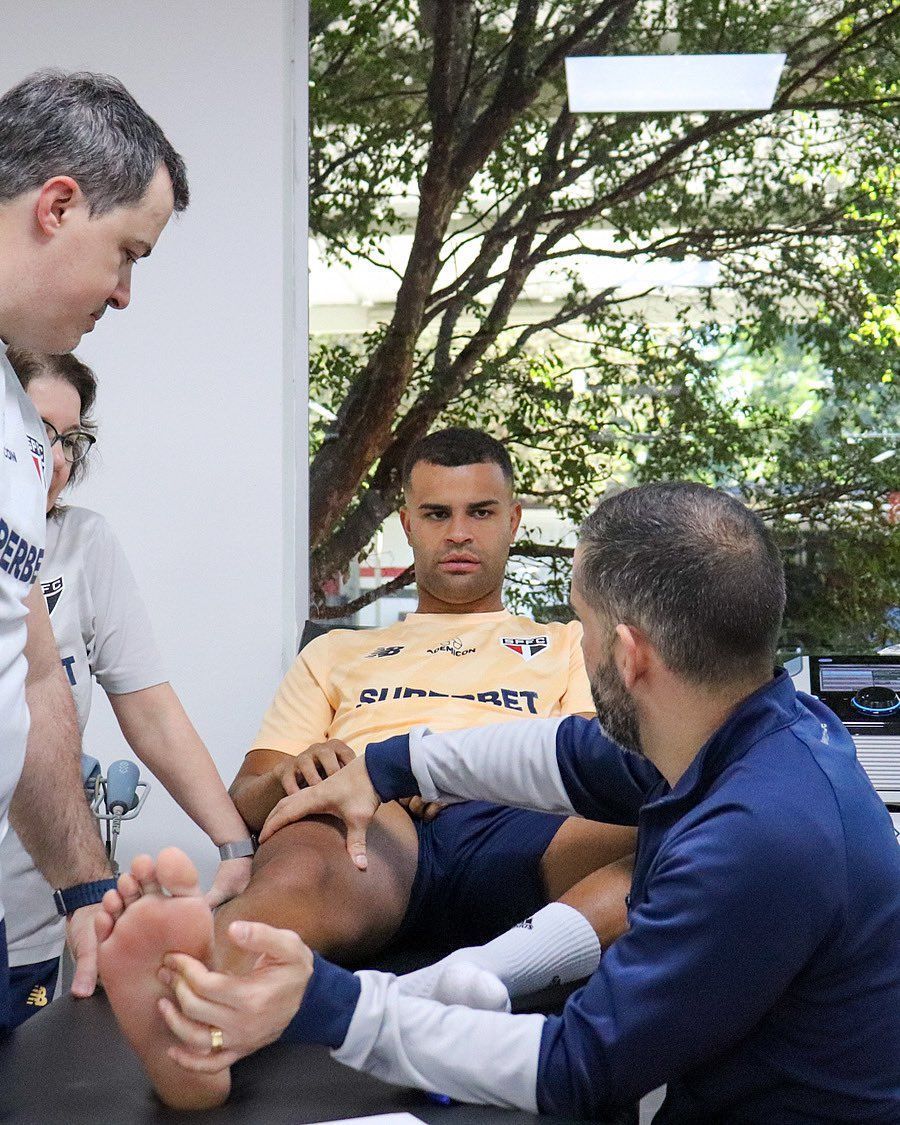 Após cirurgia no tornozelo, Alisson inicia recuperação no São Paulo
