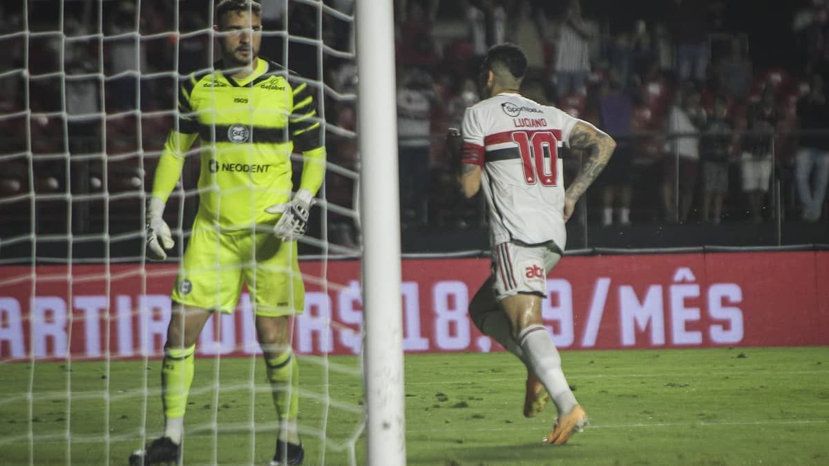 São Paulo bate Coritiba em casa e respira no Campeonato Brasileiro