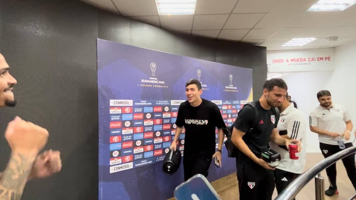 São Paulo: Ferraresi e Calleri contagiam Luciano com hit latino durante entrevista