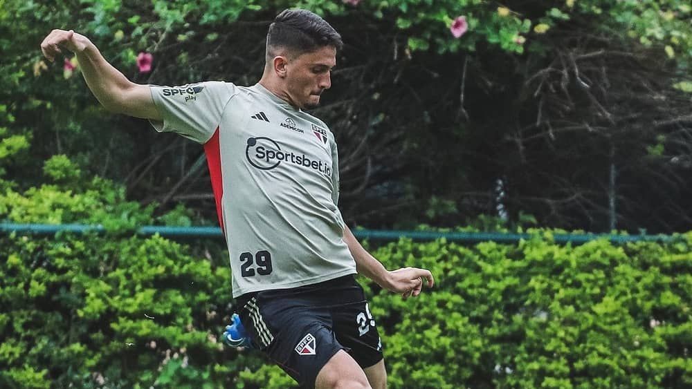 São Paulo ganha reforços da Seleção e treina de olho no Fluminense