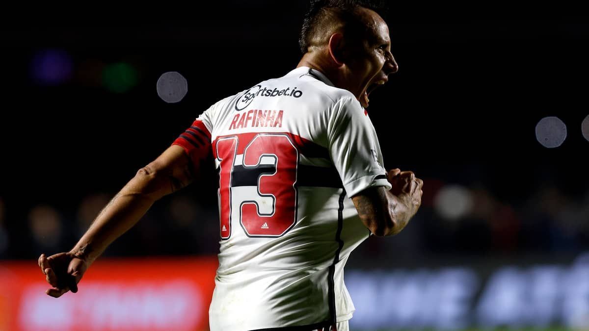 São Paulo marca no fim e larga na frente contra Palmeiras pela Copa do Brasil