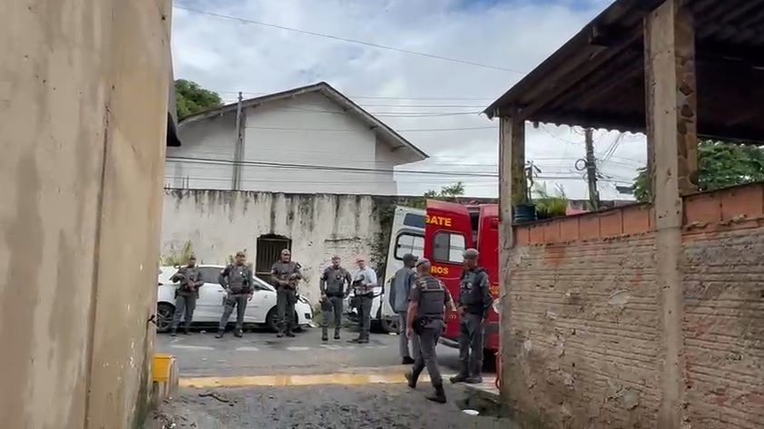 Vídeo: Gate dispara balas de borracha contra agressor e libera refém no Guarujá