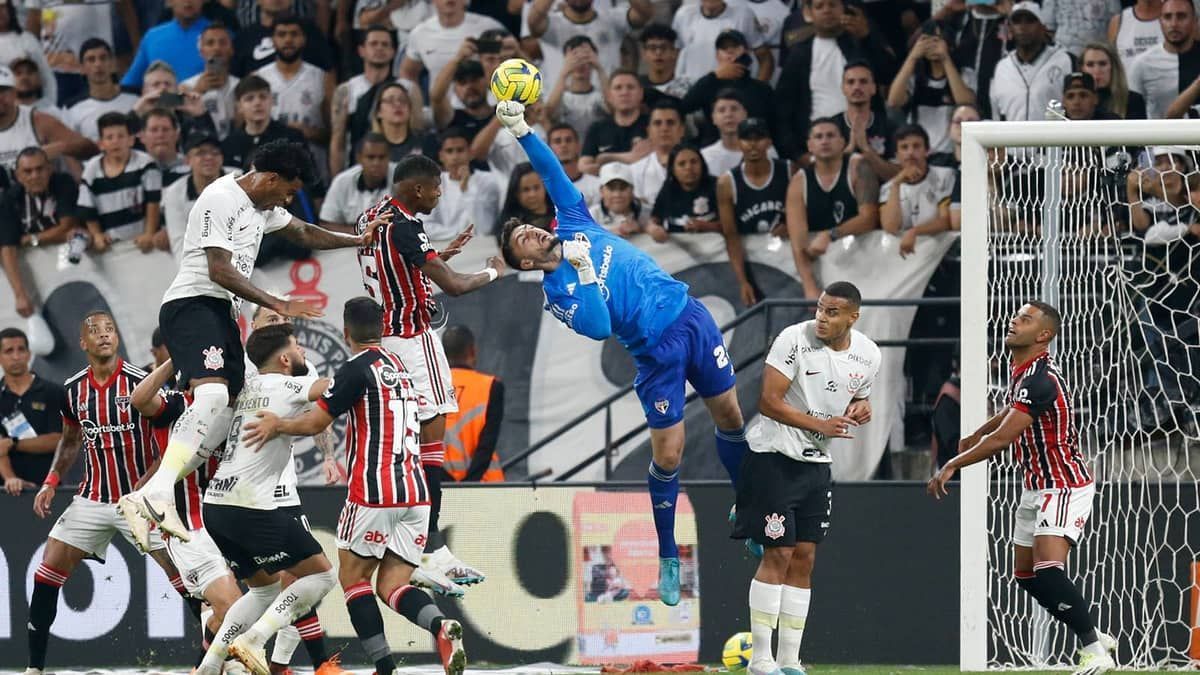 São Paulo recebe Corinthians em batalha por vaga na final da Copa do Brasil