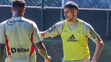 São Paulo tem Calleri em campo em treino e prepara Pato para jogo