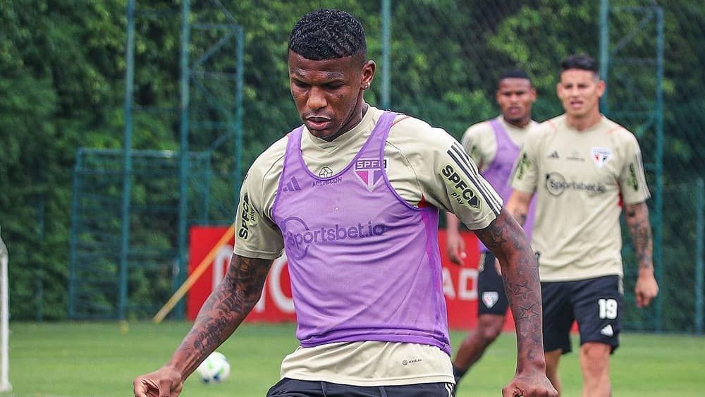 São Paulo tem reforços no treino após goleada no clássico