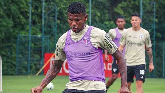 São Paulo tem reforços no treino após goleada no clássico