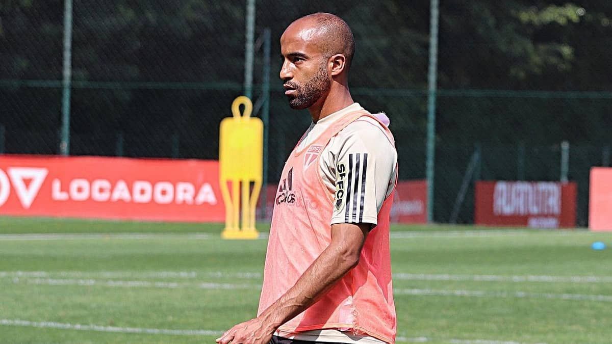 São Paulo treina com Lucas titular de olho no Corinthians