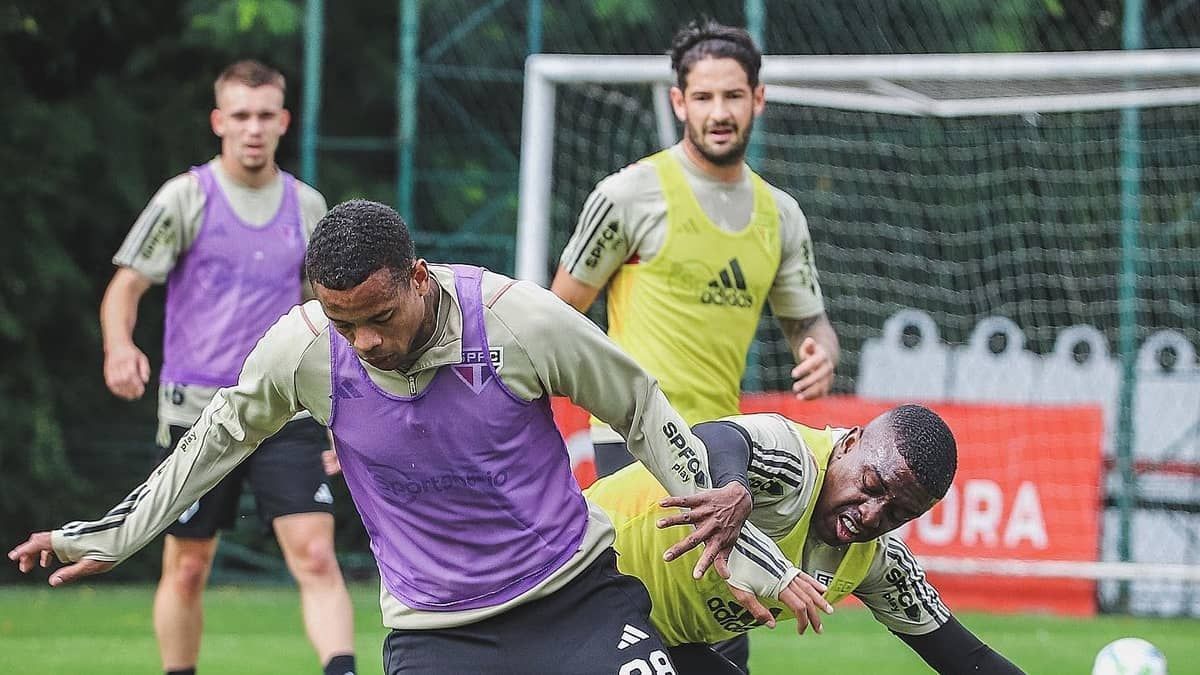 São Paulo recebe visitas de campeões em treino de olho no Palmeiras