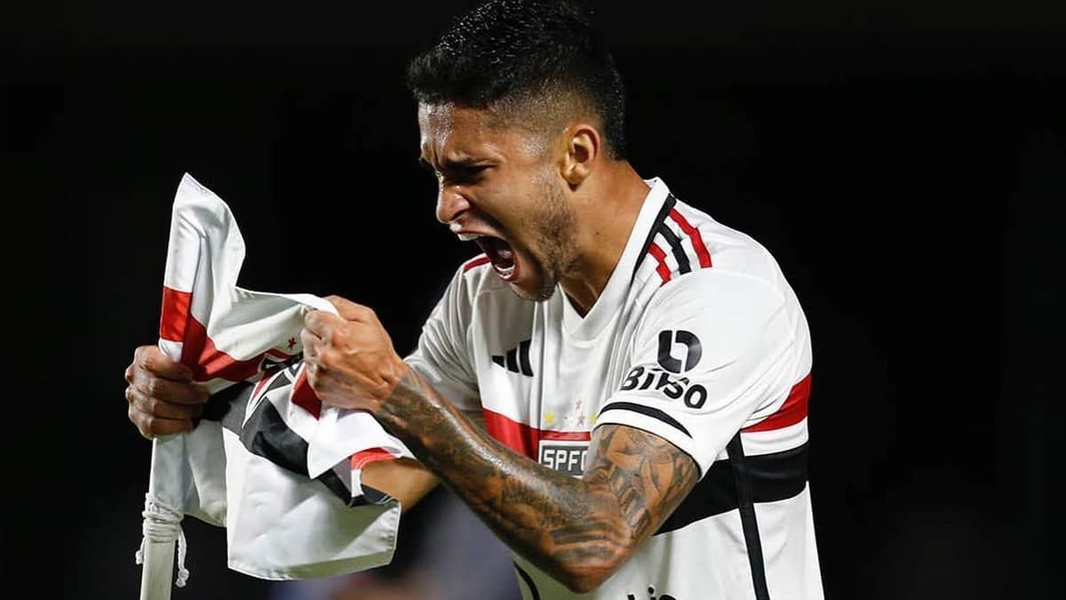 Com show da torcida e gols no final, São Paulo vence o Vasco pelo Brasileirão
