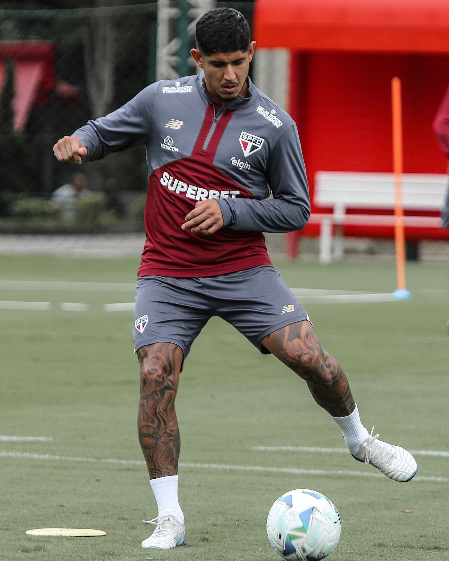 Lucas adia retorno, e São Paulo inicia preparação para jogo da Libertadores