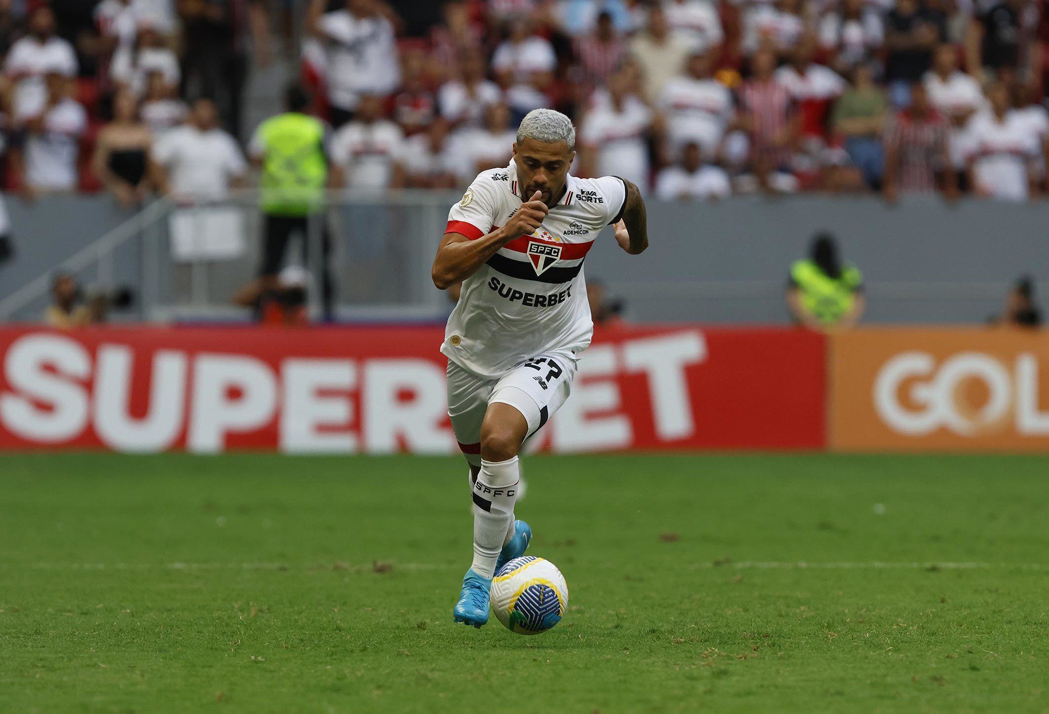 Atacante do São Paulo nega acerto com o Vitória e manda recado