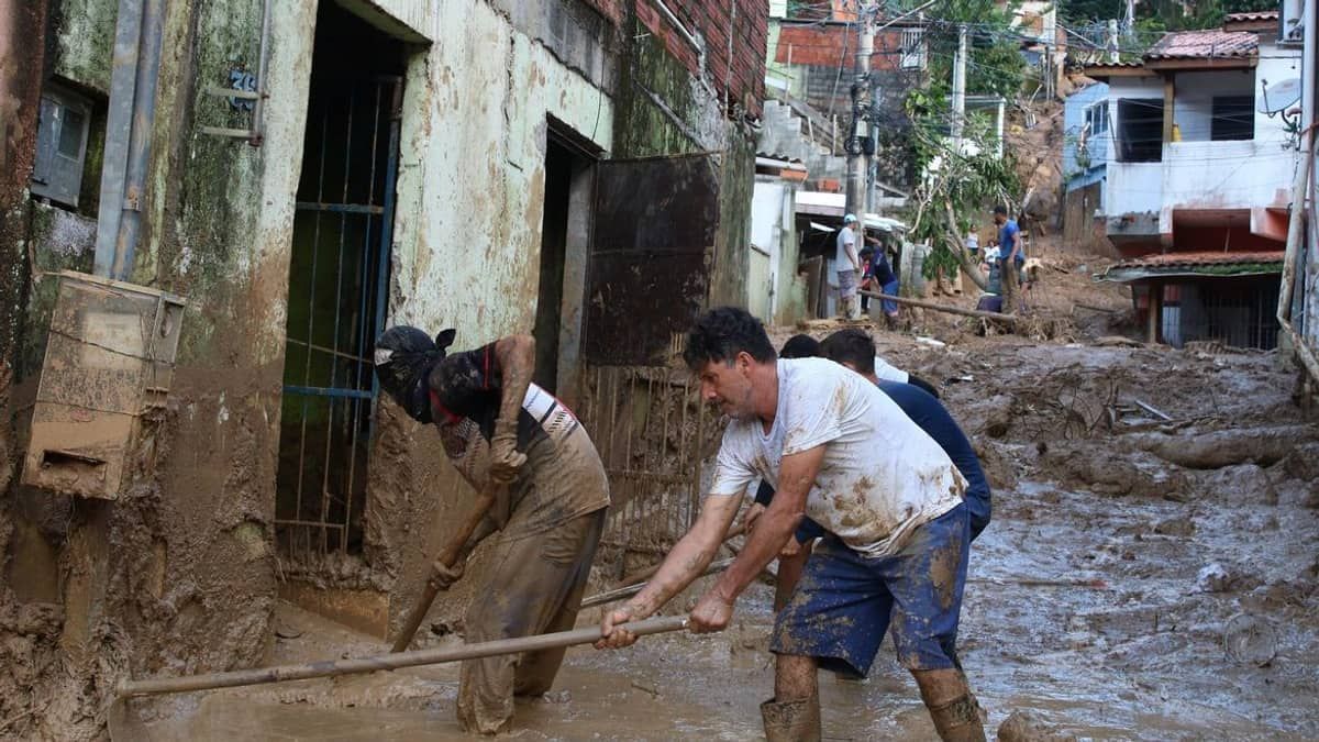 Criança é resgatada no colo da mãe morta sob os escombros em São Sebastião