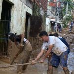 Criança é resgatada no colo da mãe morta sob os escombros em São Sebastião