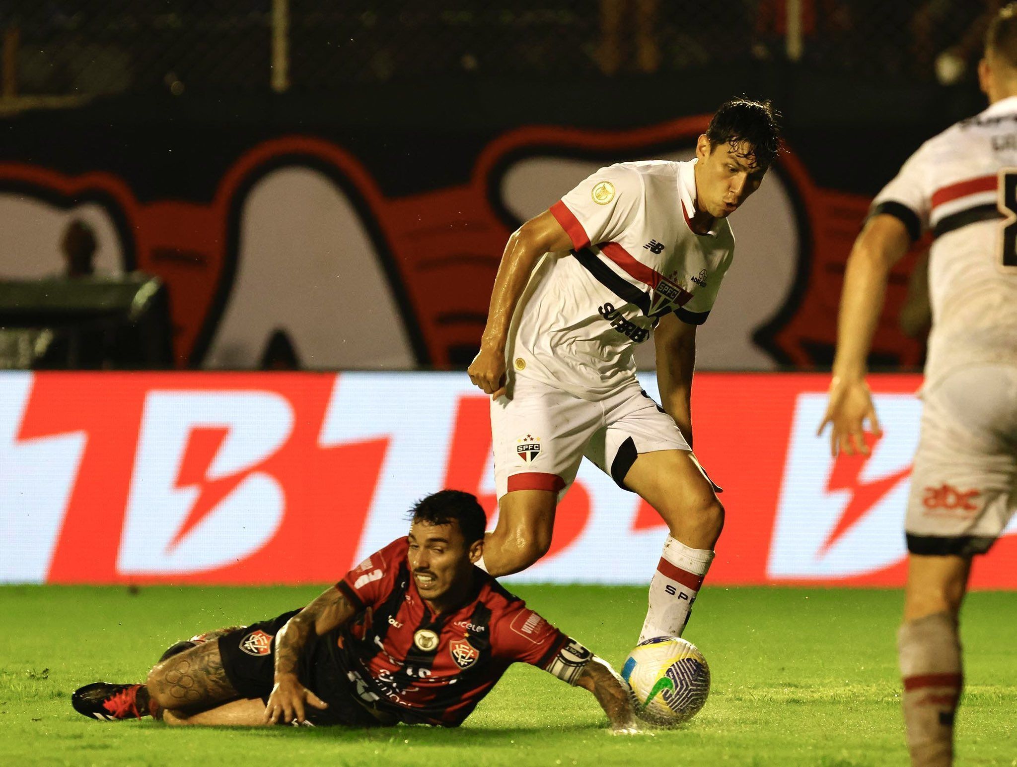 Vitória 1 x 3 São Paulo: veja gols e melhores momentos pelo Brasileiro