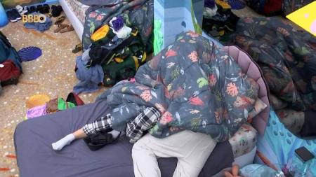 Sapato tentou levar Dania para o edredom e, mesmo sister dizendo não, ele tentou beijá-la