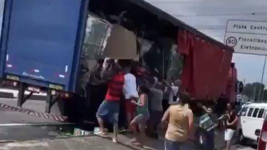 Foto mostra carga de cerveja sendo saqueada no Rio de Janeiro