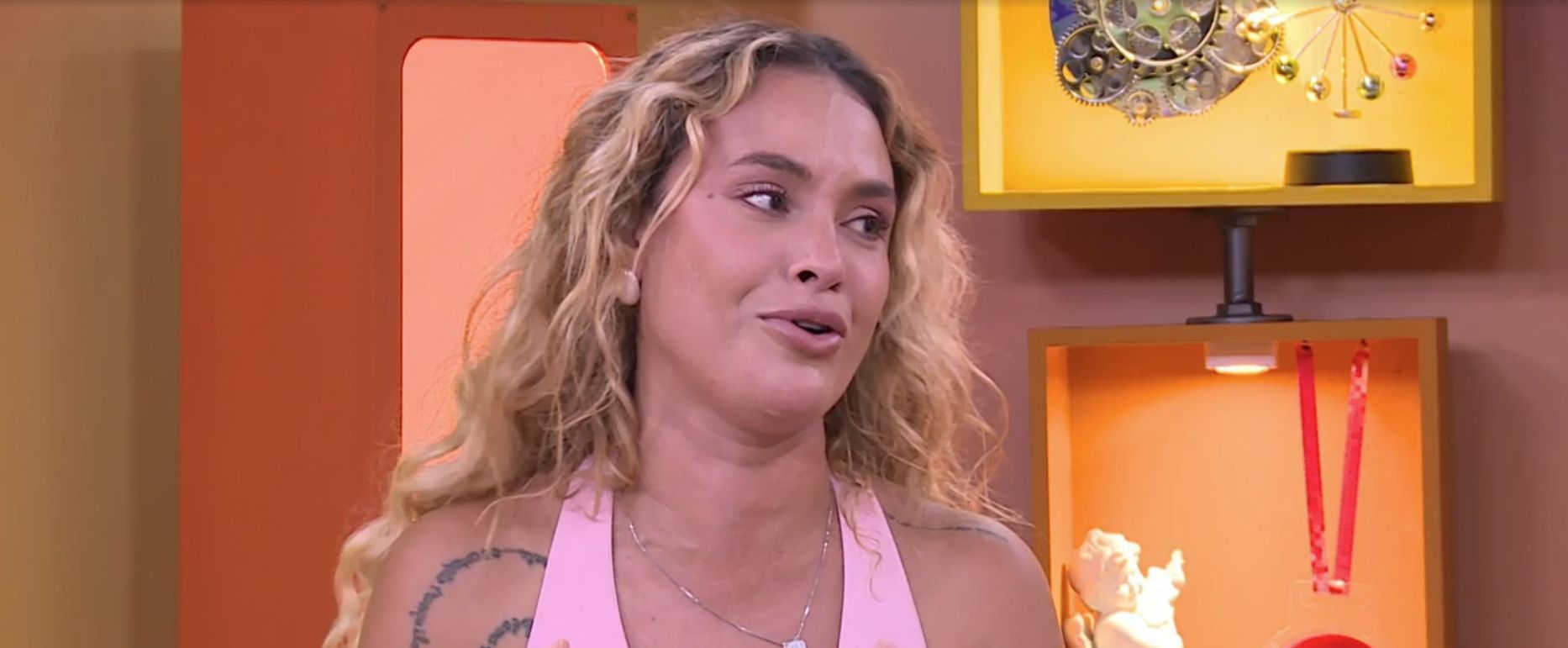 Fora do BBB 26, Sarah reage ao descobrir 'tempero' do feijão de Edílson