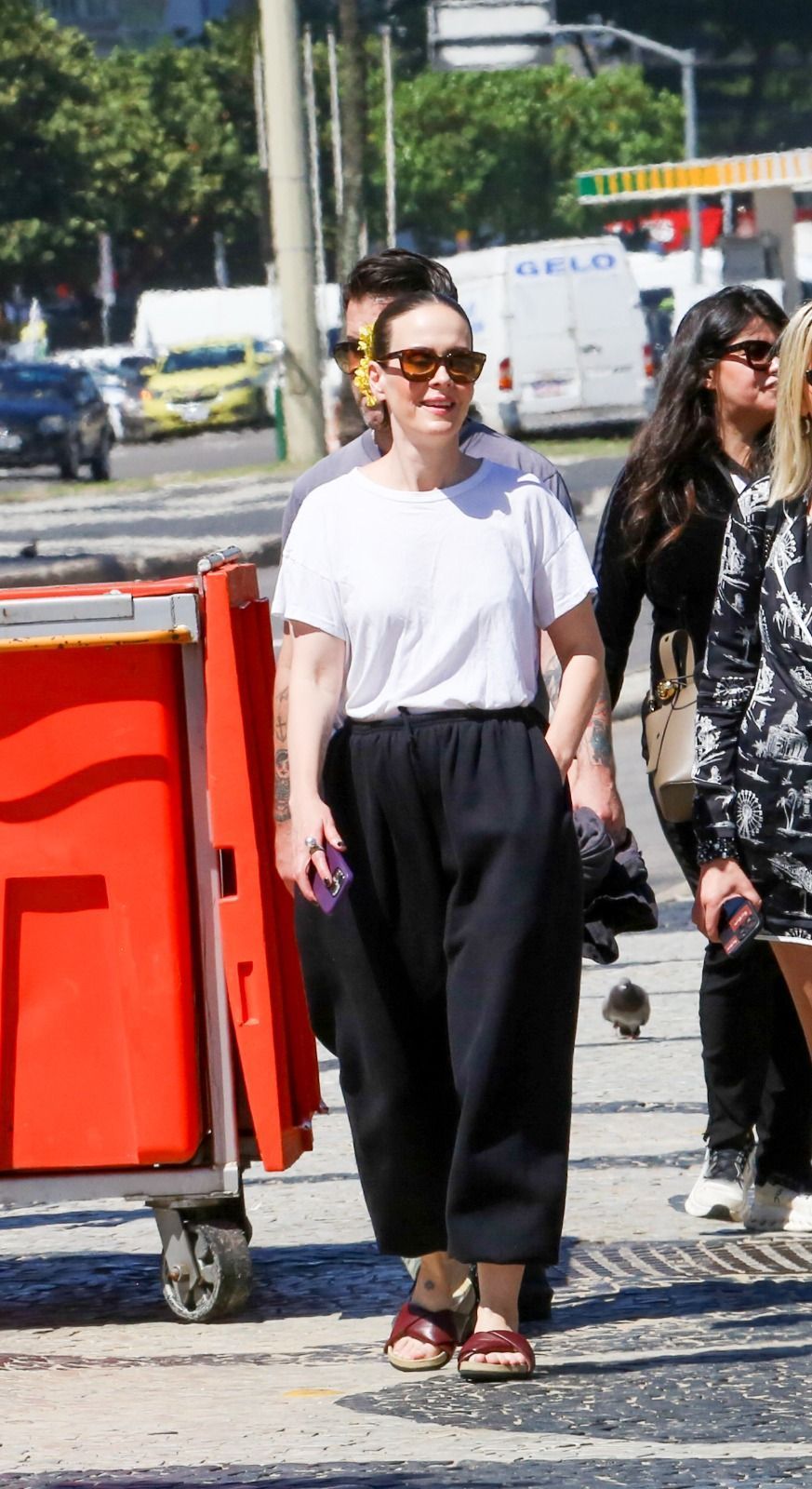 Sarah Paulson é flagrada curtindo dia de sol em praia do Rio de Janeiro: veja fotos
