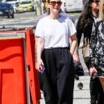 Sarah Paulson é flagrada curtindo dia de sol em praia do Rio de Janeiro: veja fotos