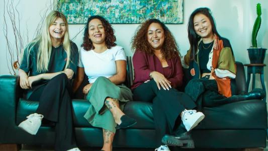 Sarah Santiago e Beatriz Ayumi formam com as irmãs Jiulia e Carola Castro a É Cultural, especializada em aprovar projetos em leis de incentivo