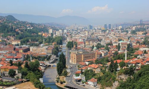 Vista panorâmica da cidade de Sarajevo, na Bósnia