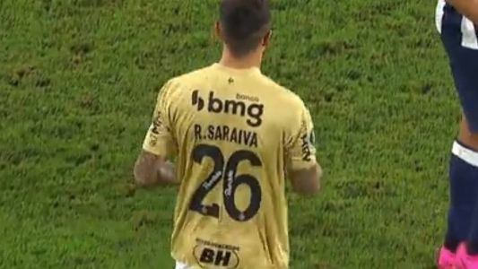 Saravia entrou em campo com o nome errado na camisa: 'R. Saraiva', dizia, acima do número 26