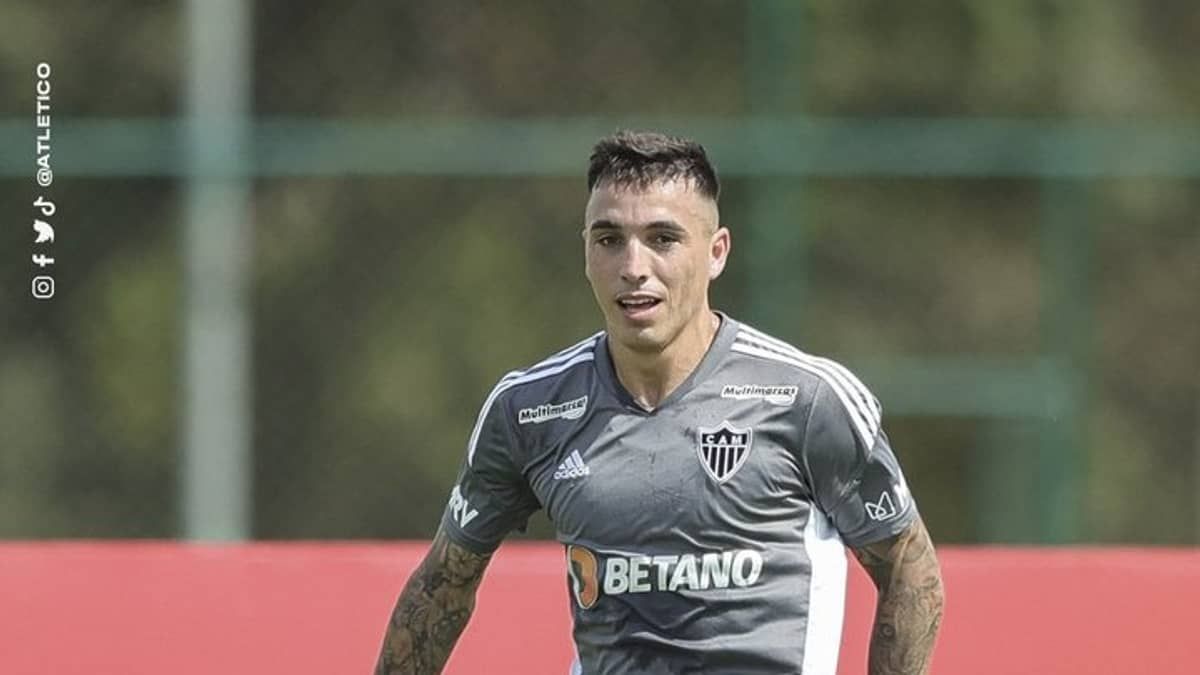 Atlético: Saravia é liberado e volta a ser opção para Eduardo Coudet