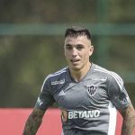 Atlético: Saravia é liberado e volta a ser opção para Eduardo Coudet