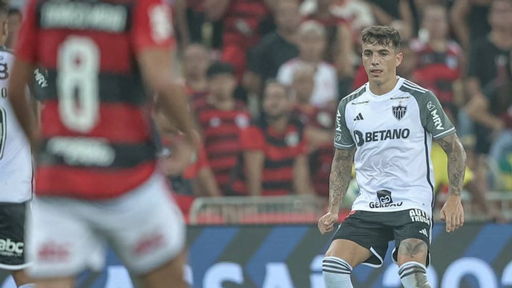 Saravia deixa jogo com dores e vira preocupação no Atlético