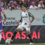 Expulsão de Saravia, do Atlético, foi justa? Márcio Rezende analisa o lance