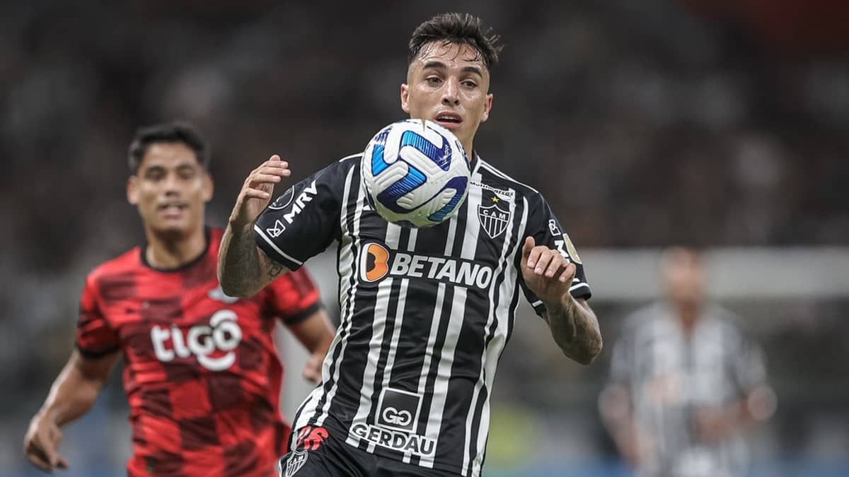 Saravia leva terceiro amarelo e desfalcará Atlético contra o Athletico-PR 